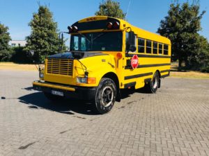 Mittlerer gelber Schoolbus